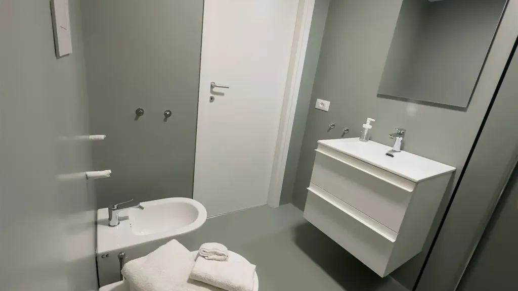 Salles de bain - Modern Bilocale in Palermo's Historic Centre