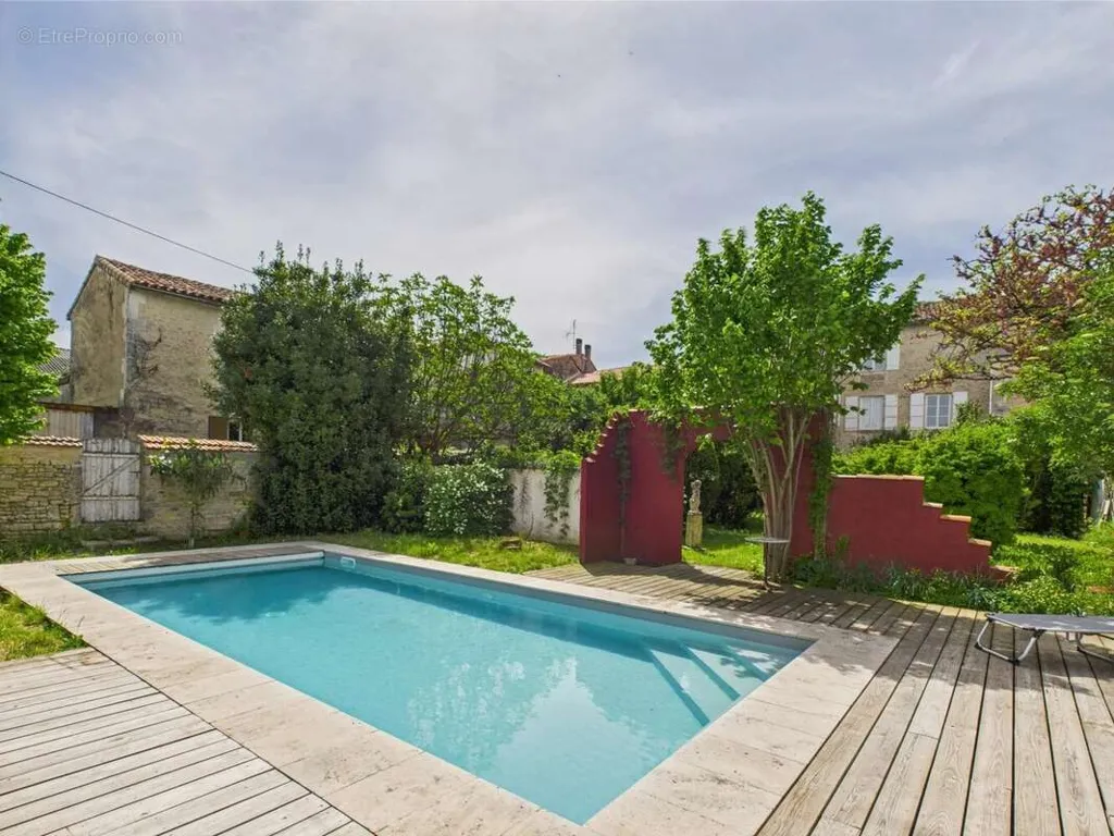 Bassein - Detached Townhouse with Pool in Ruffec