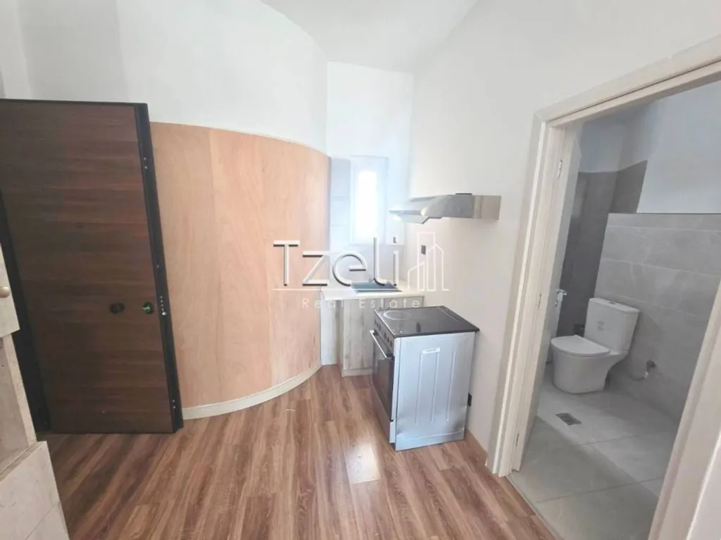 Vannitoad - Renovated Studio with Balcony in Patras Centre