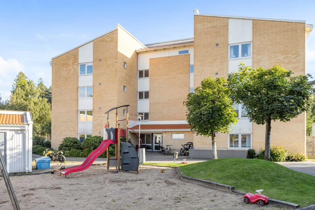 Välivaade - Spacious Two-Bedroom with West Balcony in Mölnlycke