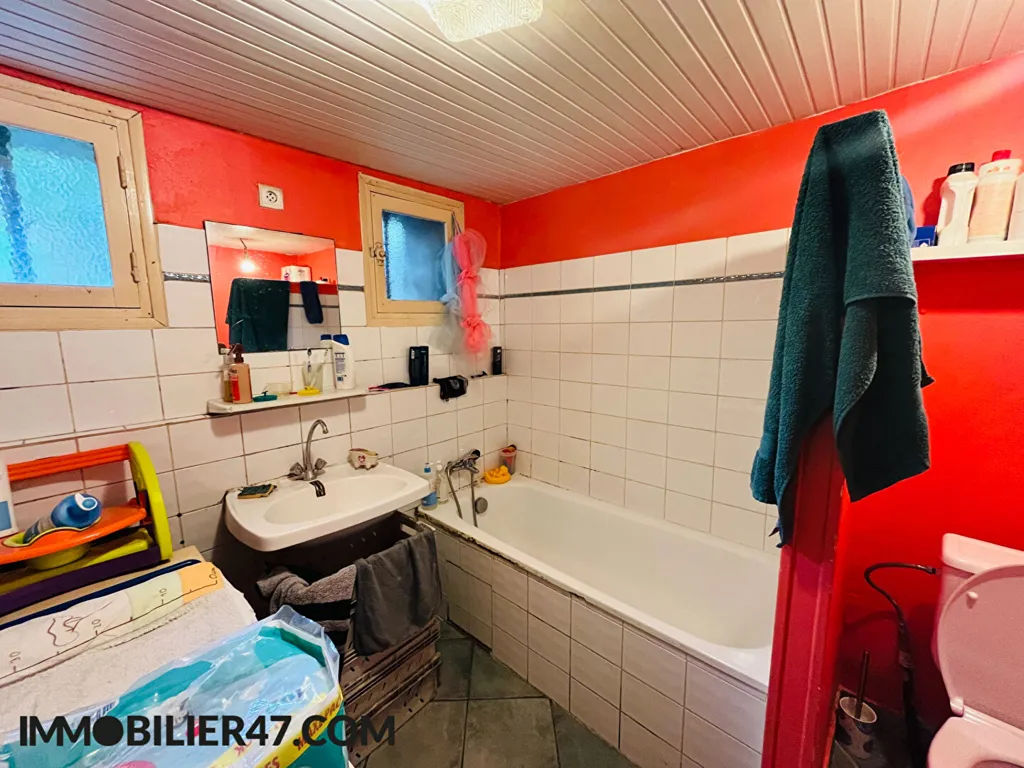 Salles de bain - Maison Mitoyenne avec Garage près de Tombeboeuf