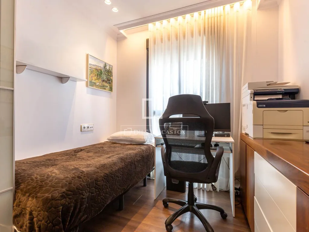 Bureau - Modern Apartment with Terrace in Sant Just Desvern