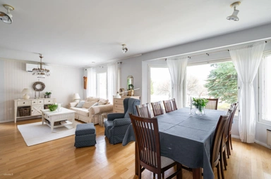 Söögituba - Spacious Detached House with Lake View in Parola