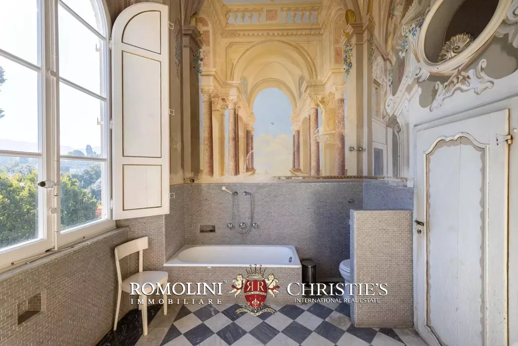 Salles de bain - Frescoed Villa with Garden near Lucca
