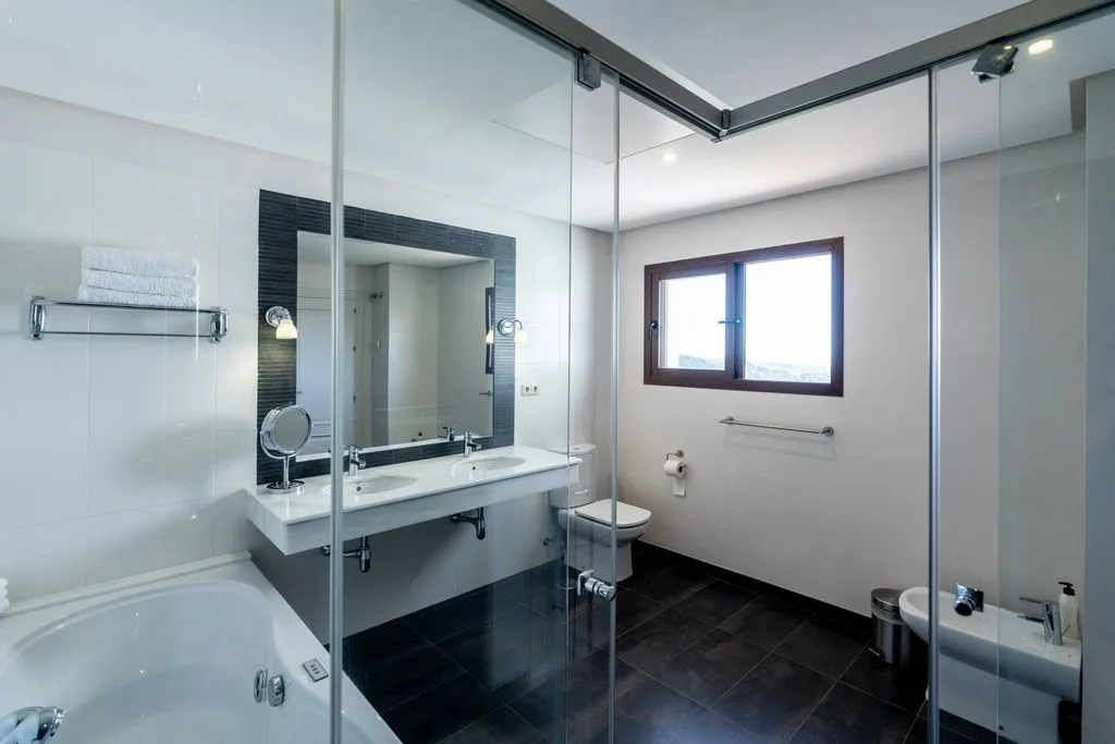 Salles de bain - Luxury Villa with Sea Views in Benahavis
