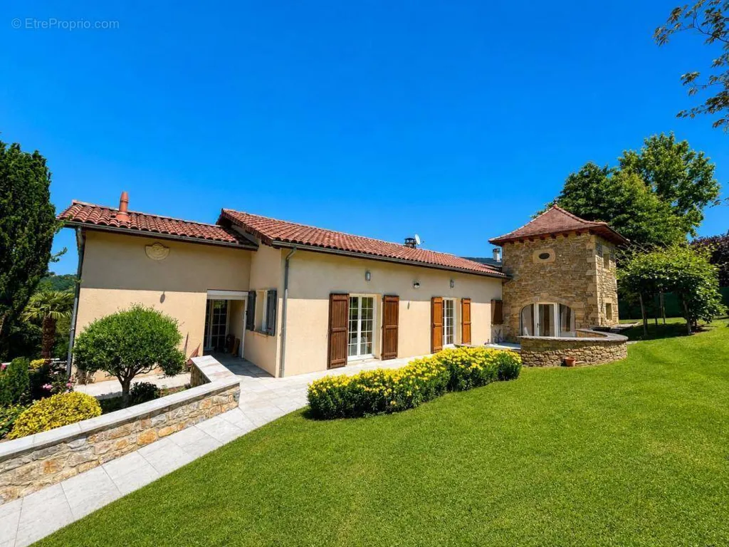 Extérieur - Maison de Prestige en Pierre avec Tour à Aubin