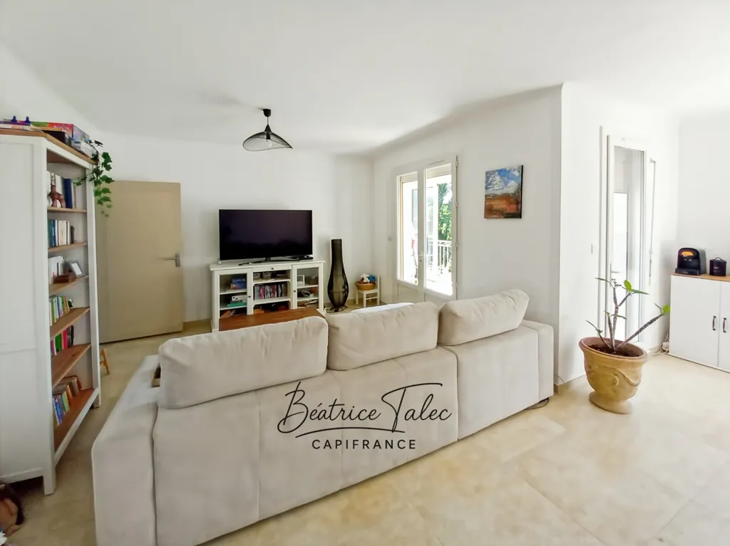 Soggiorno - Renovated 4-Bed Apartment with Panoramic View in Puyloubier