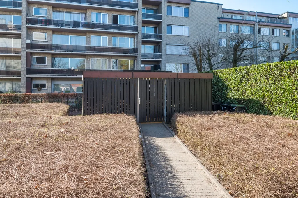Garden - Central Apartment with Private Parking in Beveren