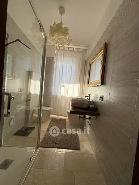 Vannitoad - Two-Level Lake View Apartment in Buguggiate