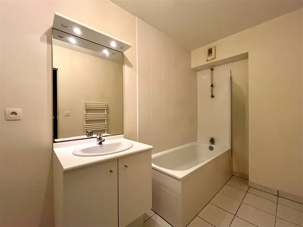 3-Bed Apartment with Parking in Nantes