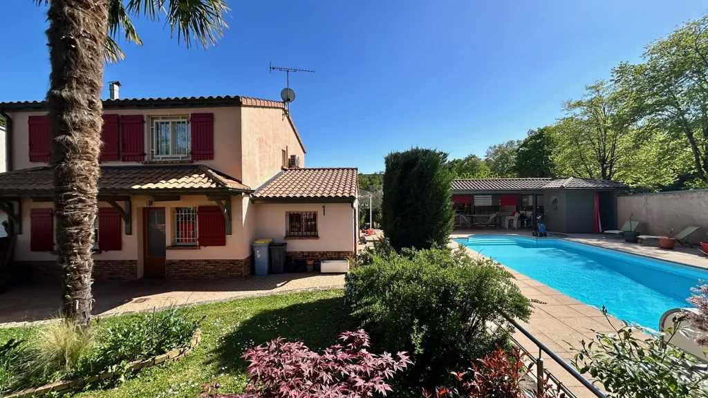 Piscine - Villa avec Piscine et Jardin à Flacé