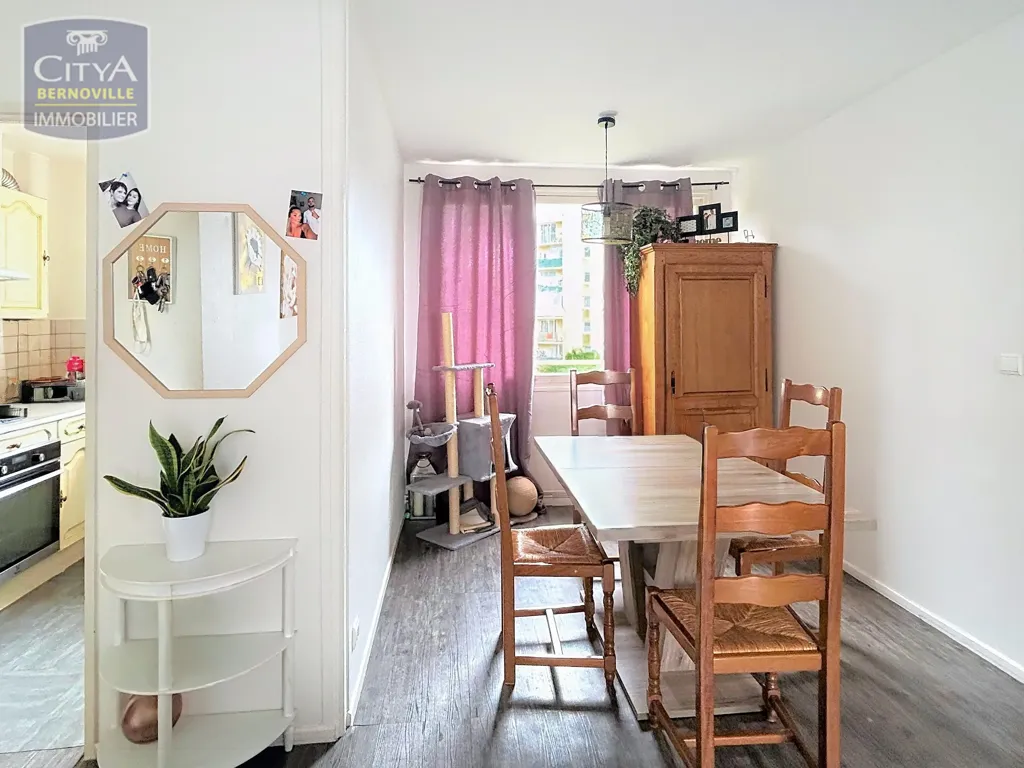Söögituba - Four-Bedroom Flat with Balcony in Saint-Quentin