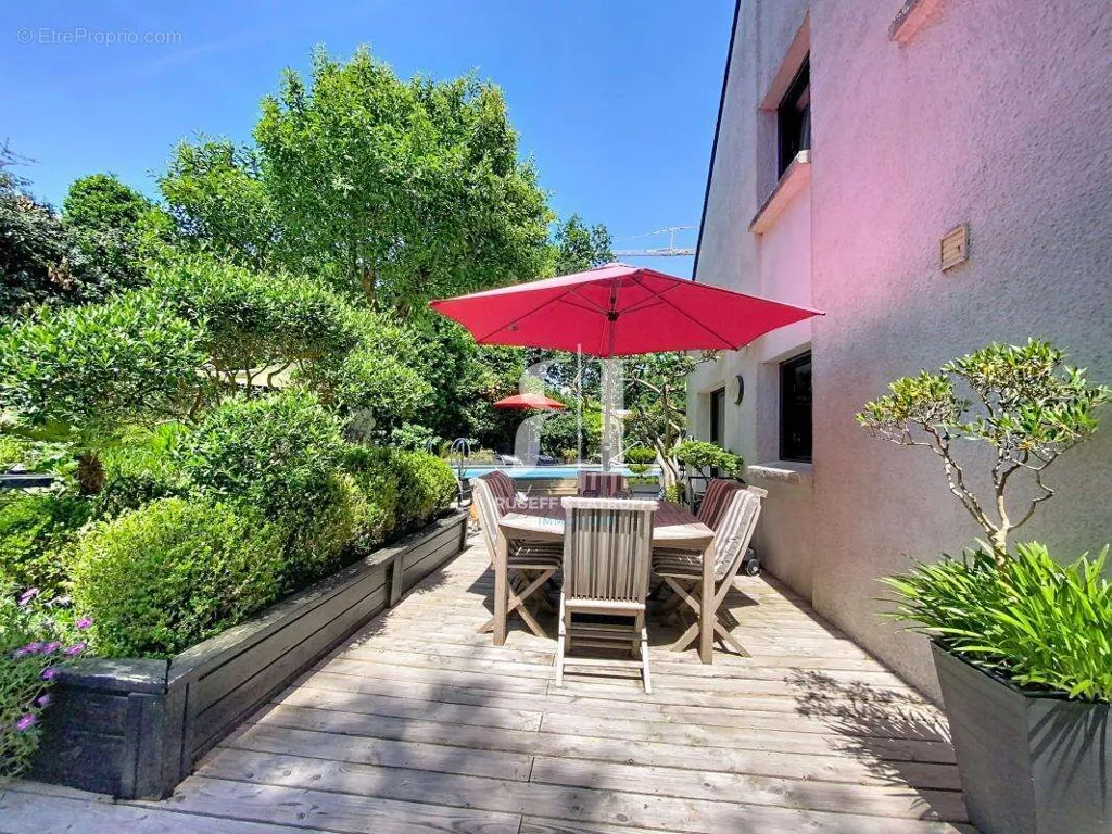 Terrasse - Maison Familiale avec Piscine à Larmor-Plage