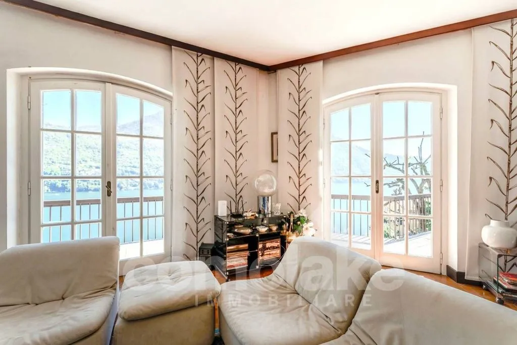 Living Room - Luxury Villa with Lake Views in Moltrasio