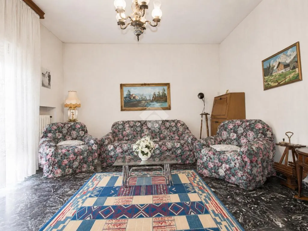 Séjour - 4-Bedroom Apartment with Garage in Lucera