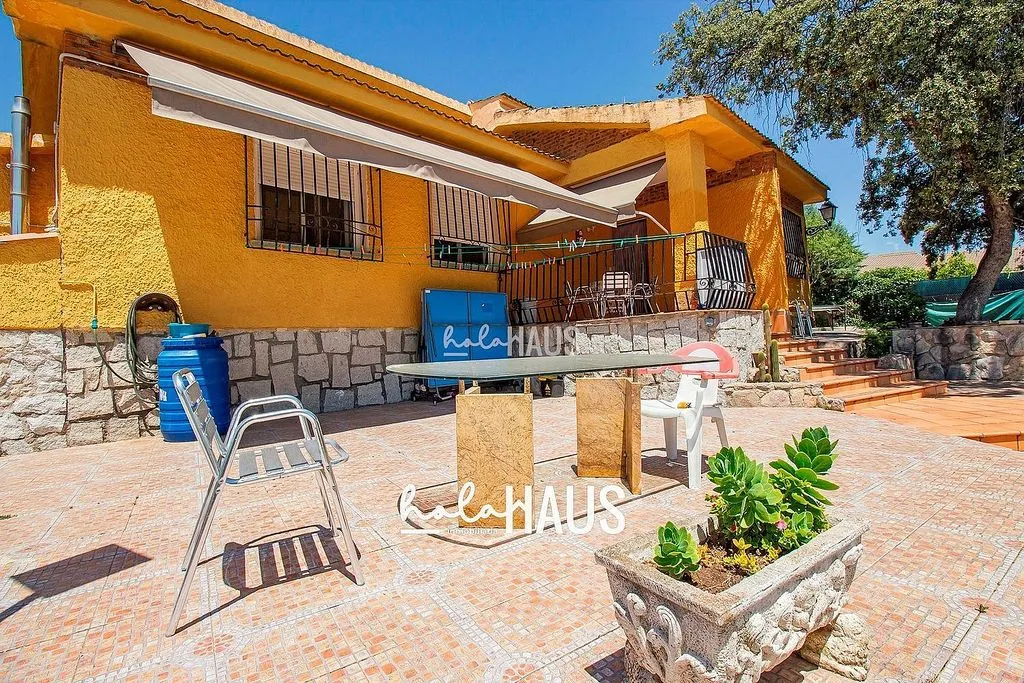 Terrace - Chalet with Pool and Terrace in Calalberche