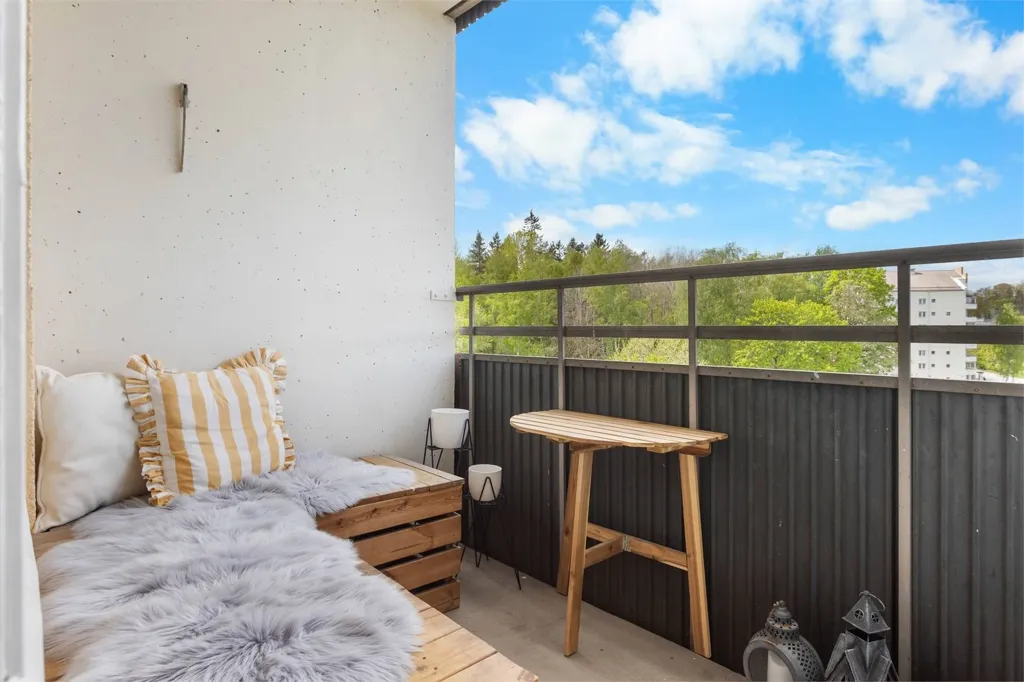 Balcone - Apartment with South-West Balcony in Tumba
