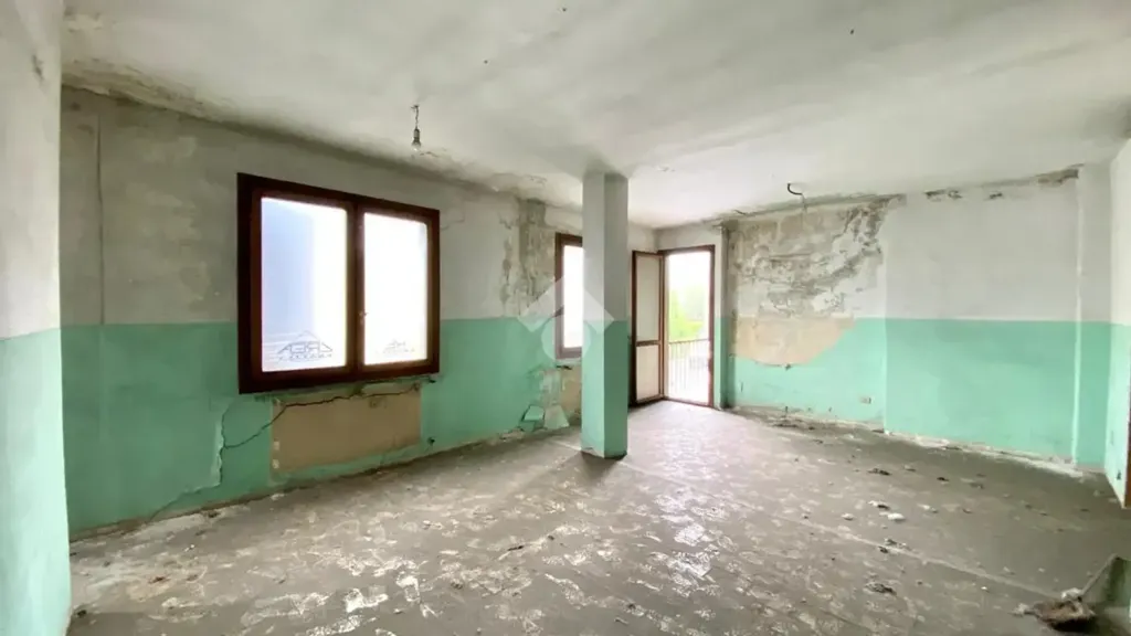 Pièces - Rustic Property with Balcony in Costa Volpino
