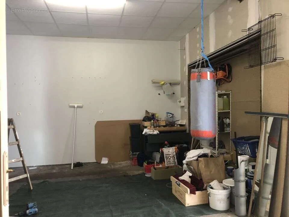 Garage - Espace Aménageable avec Parking à Pauillac