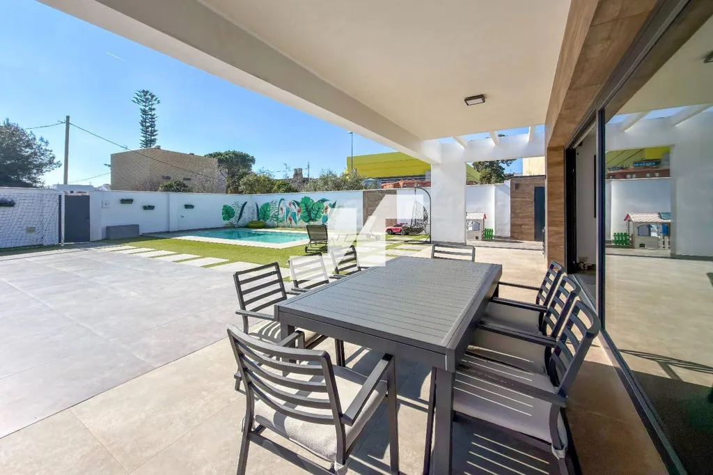 Piscine - Contemporary Chalet with Private Pool in Madrigal
