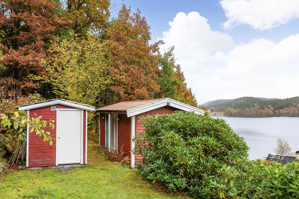 Jardin - Lakefront Plot with Three Houses in Hällingsjö