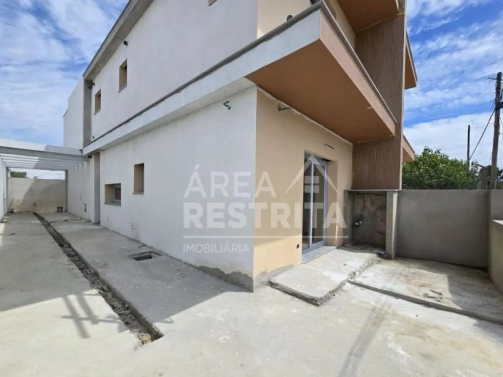 Extérieur - Contemporary Semidetached House in Seixal