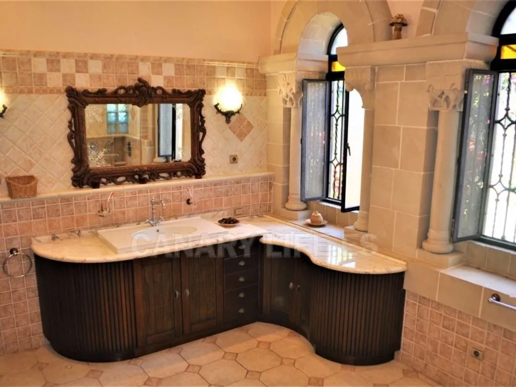 Salles de bain - Luxury Villa with Romanesque Features in San Bartolomé