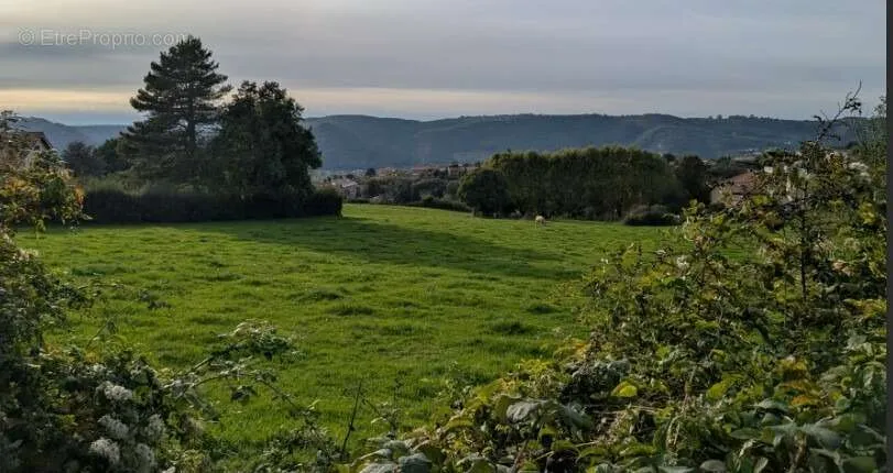 Jardin - Terrain Constructible avec Jardin à Laveyron