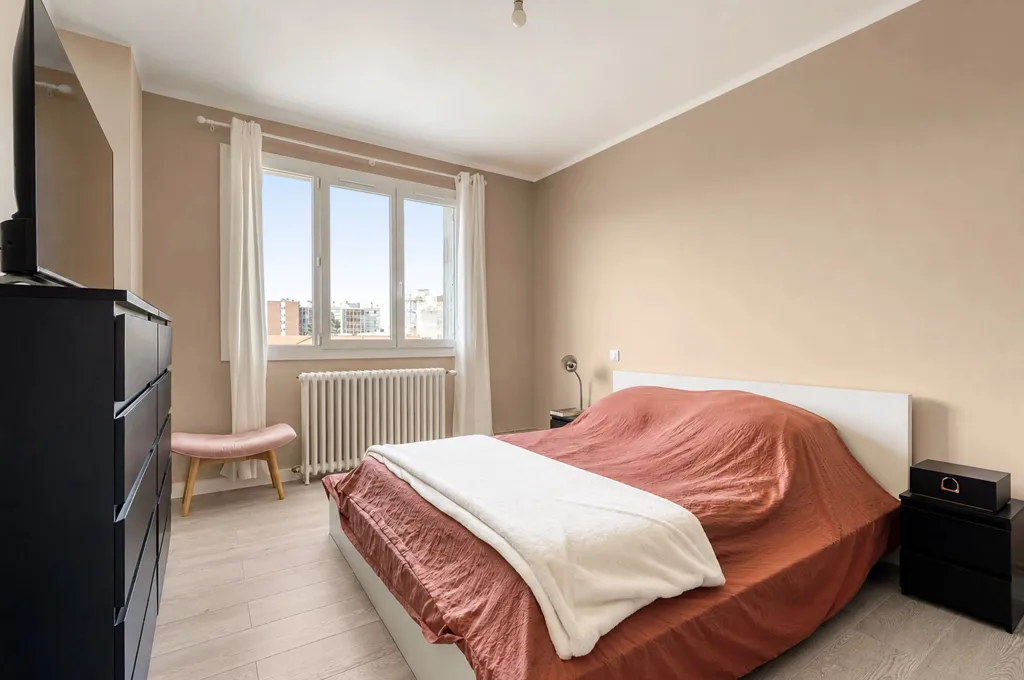 Chambres - Appartement T3 Rénové avec Terrasse à Dernier Étage