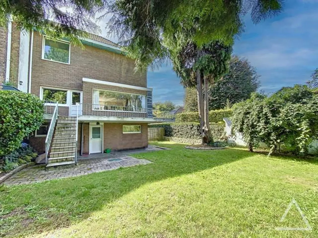 Jardin - Maison avec Jardin et Garage dans un Cul-de-Sac Vert