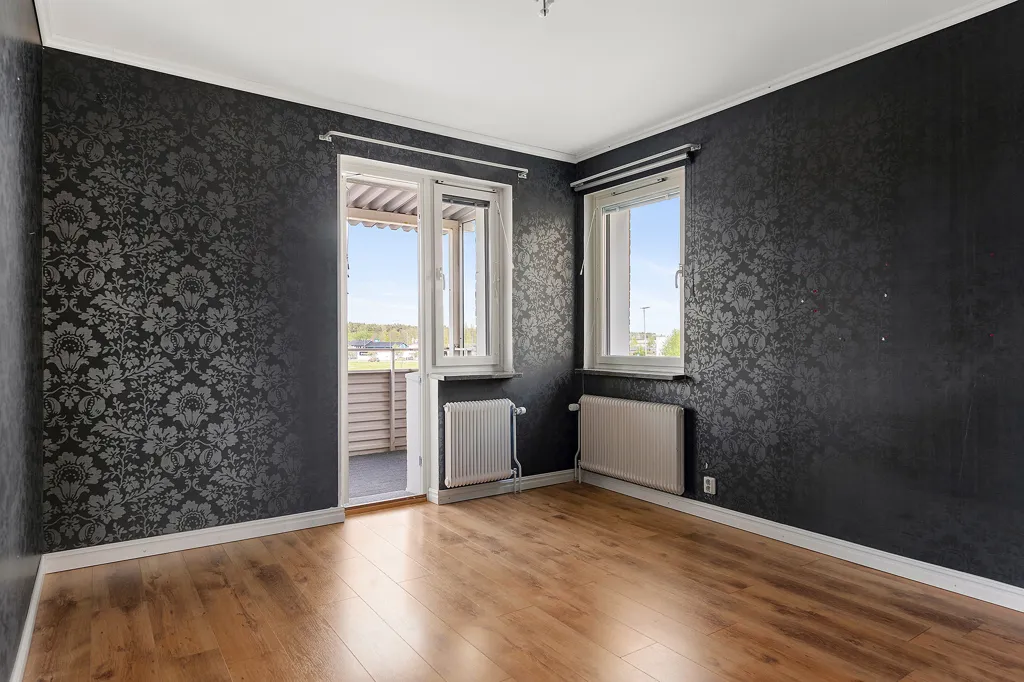Bedrooms - 3-Bedroom Apartment with Balcony in Sala