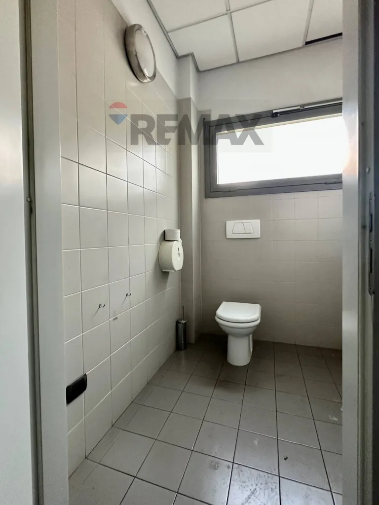 Vannitoad - Commercial Space with 3 Vitrines in Riccione