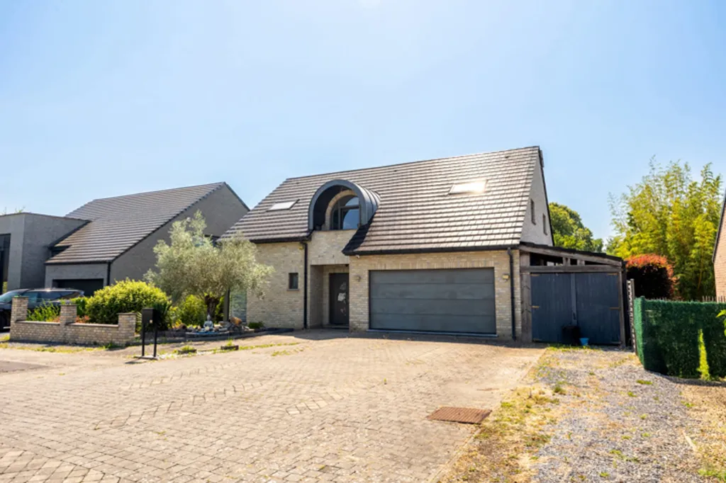 Esterno - Detached Villa with Pool in Quiet Residential Area