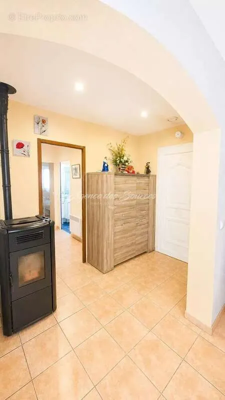 Esik - Ground Floor Villa with Garden in Tavernes