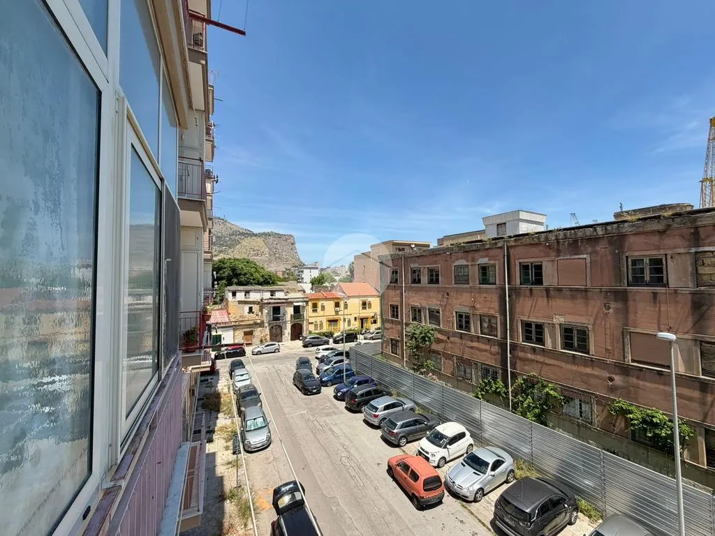 Balcony - 2-Bedroom Apartment with Balcony in Palermo