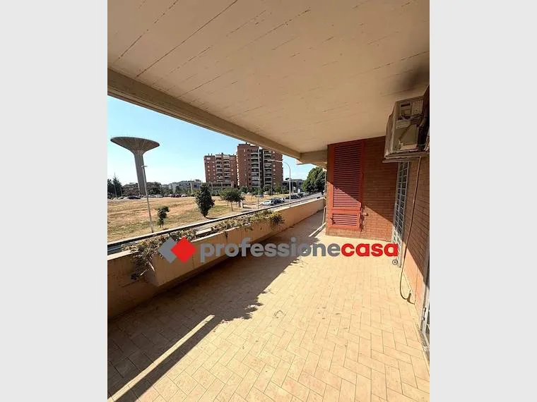 Balcone - Appartamento con doppia esposizione e terrazzo a Pomezia