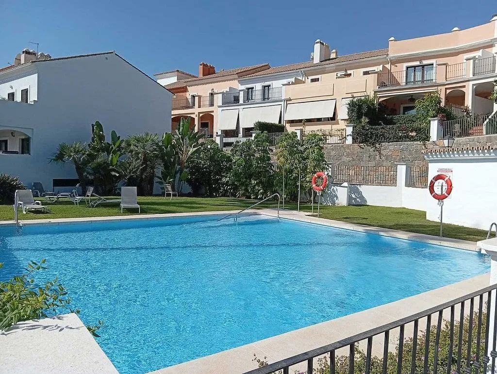 Piscine - Semidetached House with Patio in Estepona