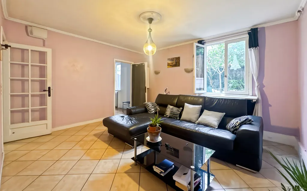 Living Room - Ground Floor House with Garage in Bondy