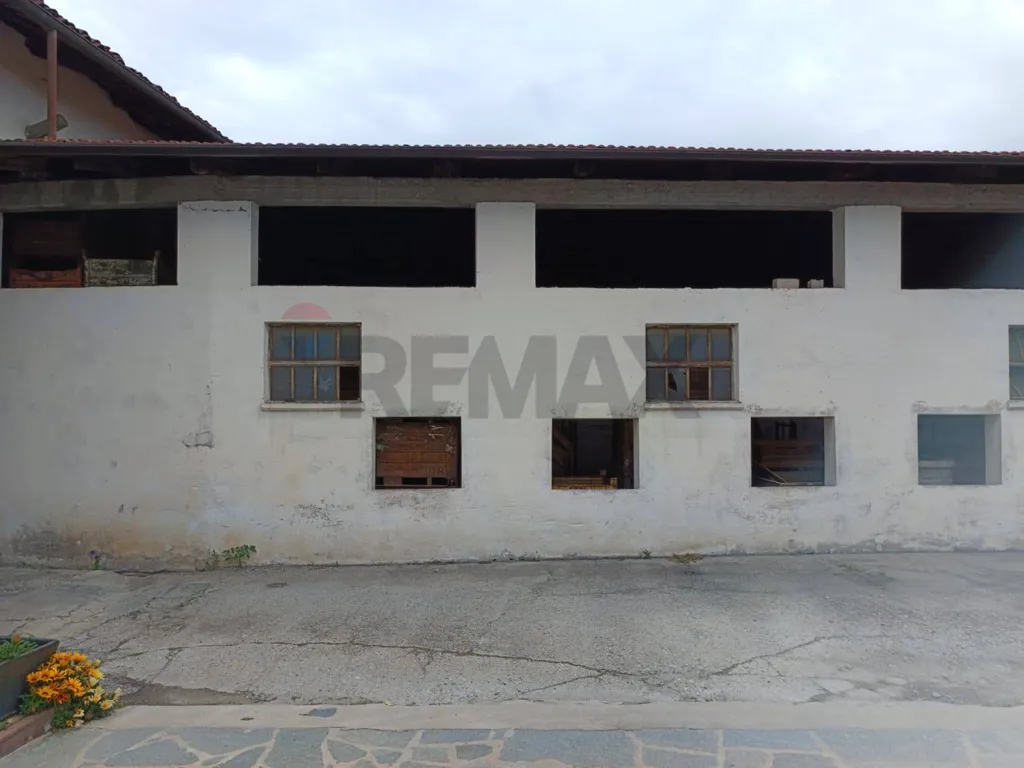 Aed - Industrial Warehouse with Pool Access in Casevecchie