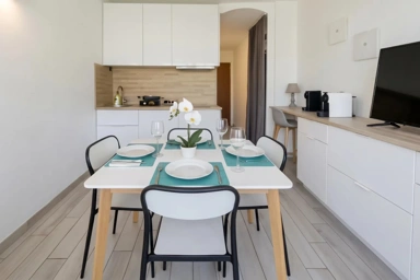 Salle à manger - Studio avec Piscine et Parc à Juan-les-Pins