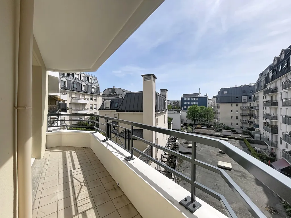 Rõdu - 3-Bedroom Apartment with Balcony in Chatillon