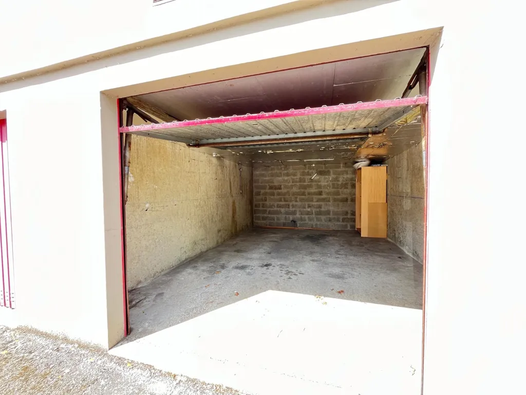 Garaaž - Secure Apartment with Private Garage near Le Mans Centre