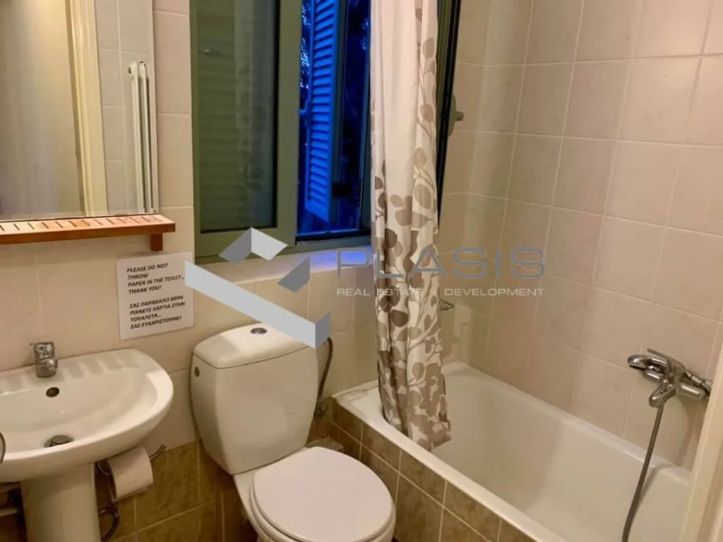 Bathrooms - Detached House with Pool in Anavyssos