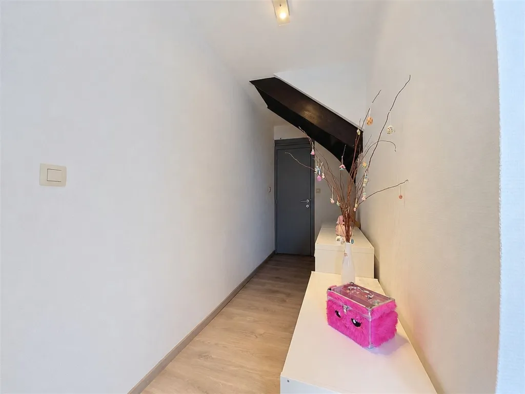 Esik - Three-Bedroom House in Roselies