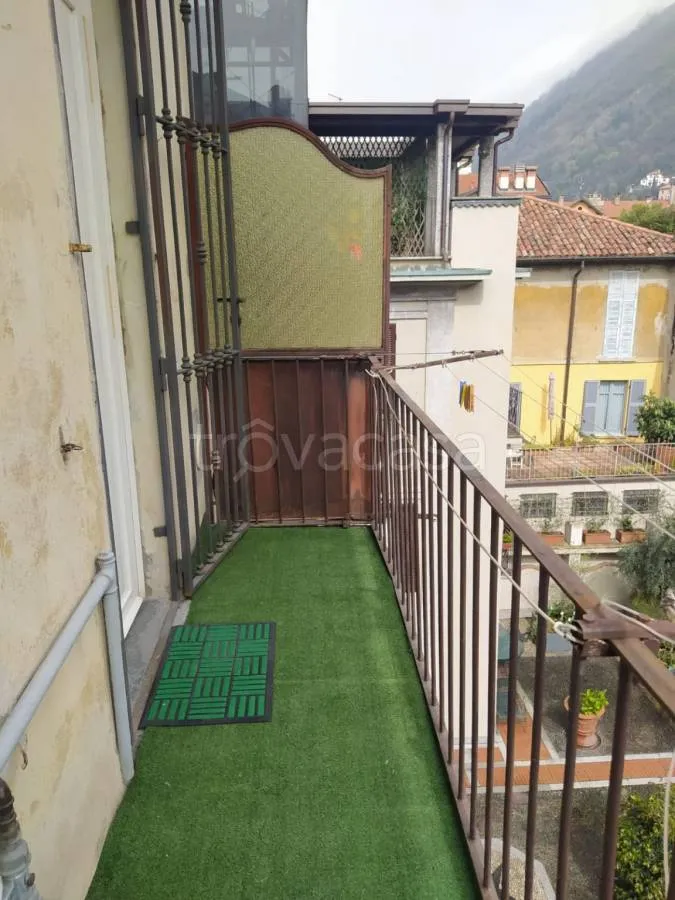 Balcon - Rustic Lakefront Flat in Como