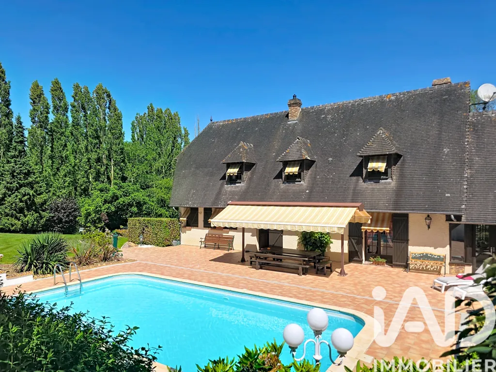 Piscine - Maison Traditionnelle avec Piscine à Saint-Germain-de-Pasquier