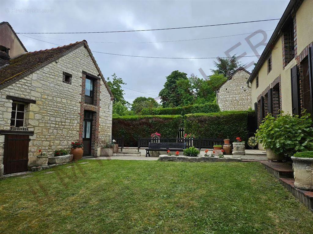 Jardin - Maison Ancienne Rénovée avec Terrasse dans l'Yonne