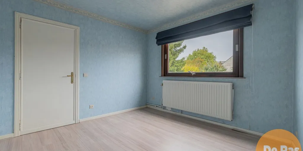 Pièces - Propriété Mixte avec Garage Spacieux à Mere