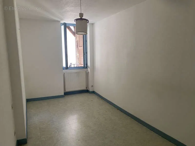 Toad - Type 3 Apartment with Potential in Saint-Claude Centre