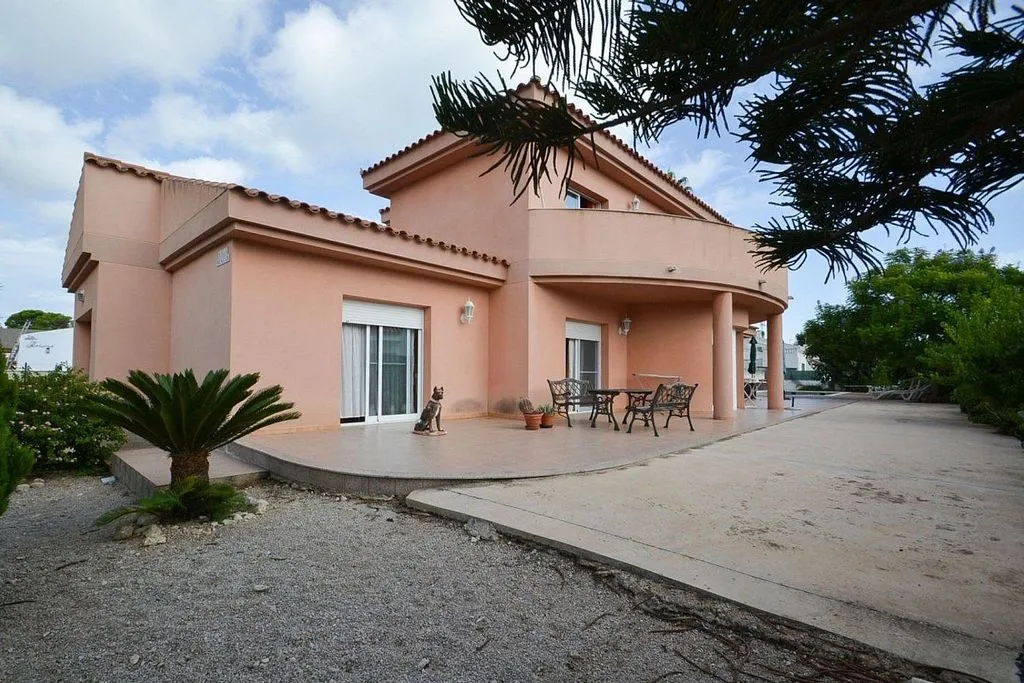 Välivaade - Chalet with Pool in Riumar Beachfront